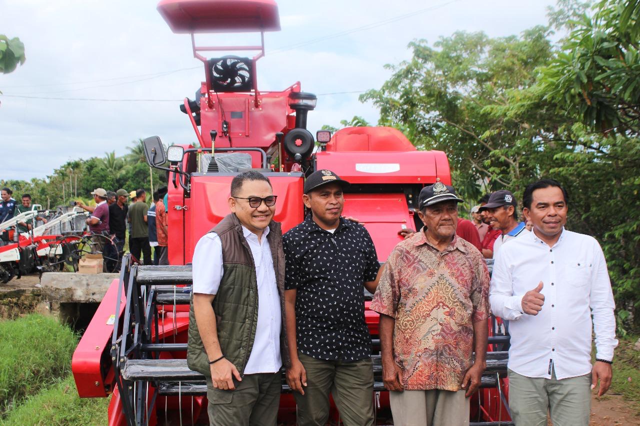 Anggota DPR RI Dapil Sultra,  Jaelani turun langsung ke masyarakat guna membagikan Alsintan Modern yang penerapannya diharapkan mampu menggenjot produktivitas pertanian masyarakat